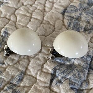 (JE07AA) Vintage White Domed Button Clip-On Earrings
